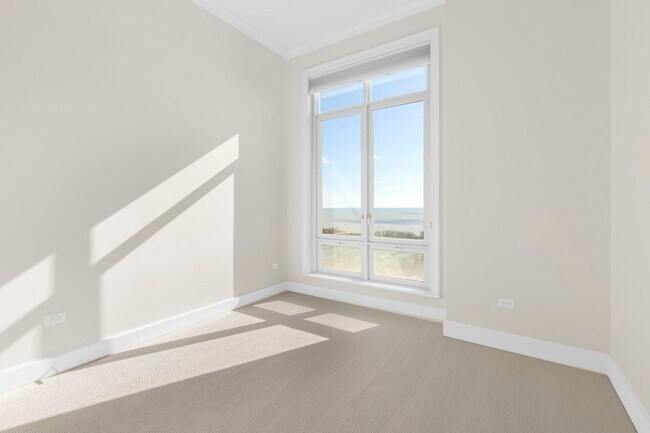 Building Photo - 2550 N Lakeview Ave