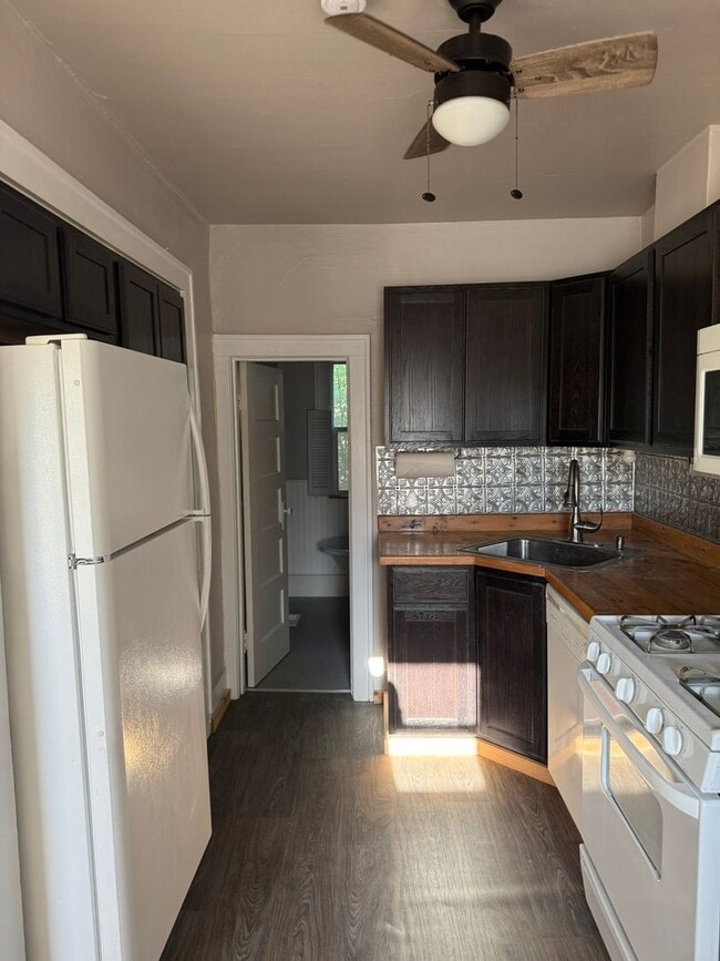 Building Photo - 2 Bed, 1 Bath Home