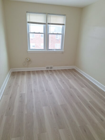 Building Photo - 719 W 38th St