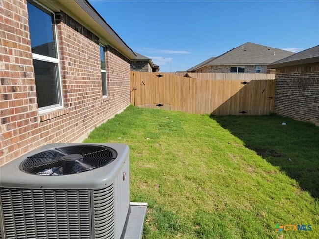 Building Photo - 122 Wind Ridge Dr