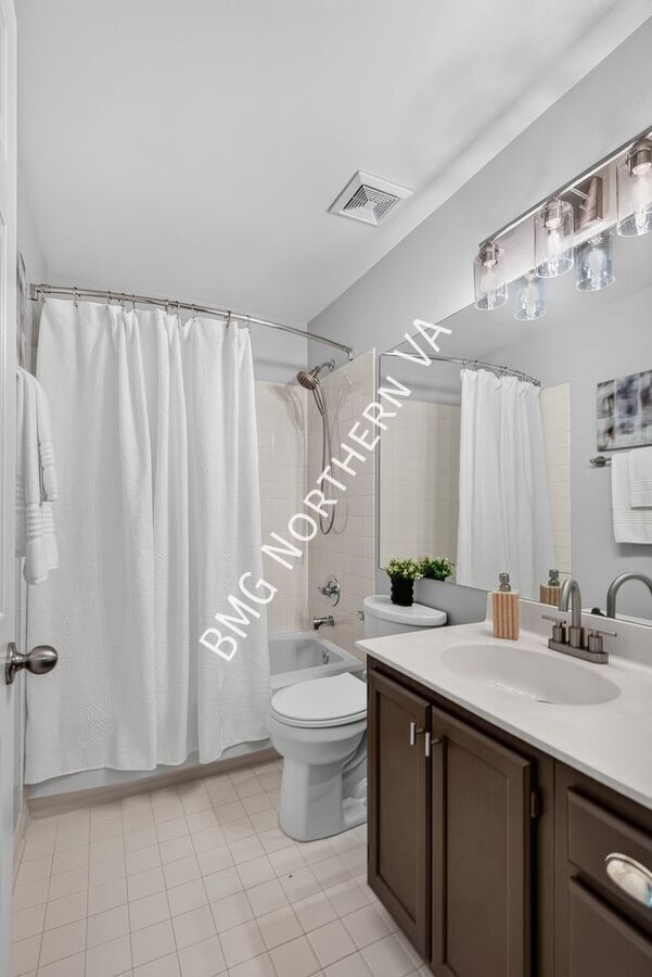 Building Photo - 43790 Laburnum Square