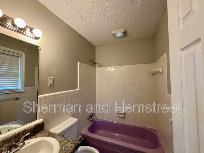 Building Photo - 2817 Meadowbrook Dr