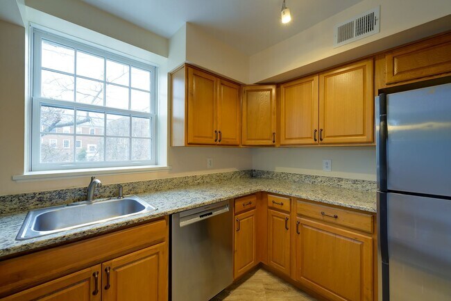 Building Photo - Updated 1BR in Iconic McLean Gardens is the Urban Retreat You've Been Looking For!