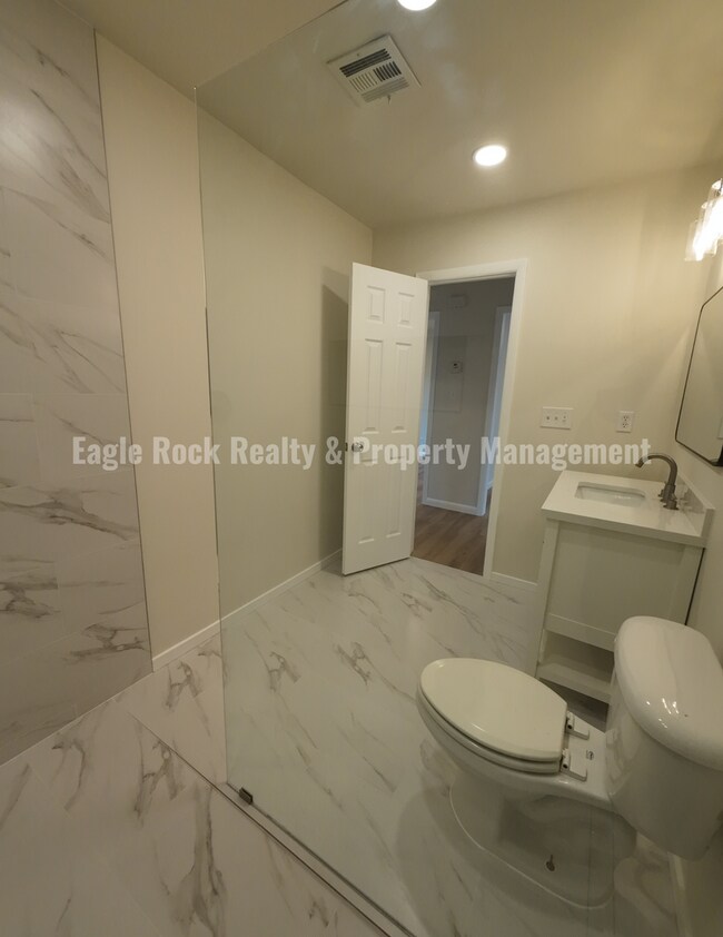 Building Photo - 1369 E 67th St