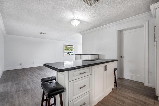 Building Photo - 8642 Sunset Dr