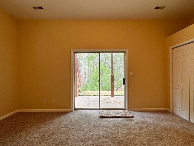 Building Photo - Briarwood Townhome close to NGIC and Hollymead Town Center!