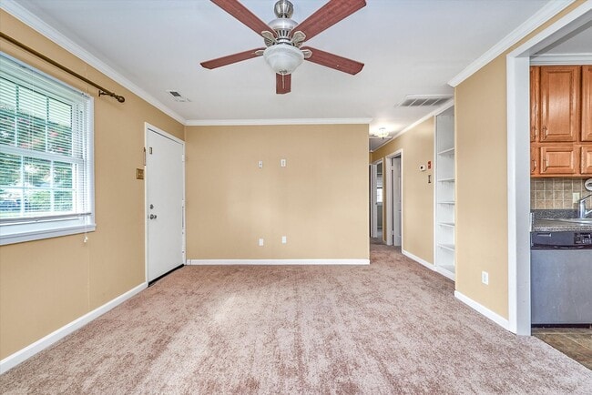 Building Photo - 2015 Kensington Dr