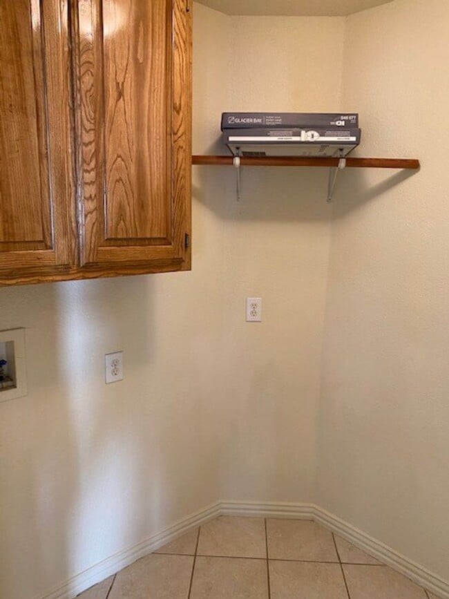 Building Photo - 3 BEDROOM 2 BATH 2 CAR GARAGE