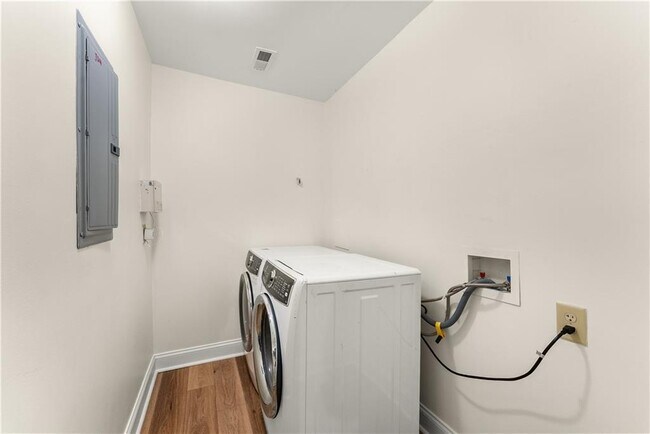 Building Photo - 304 Madison Ct