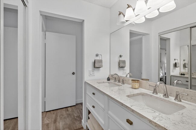 Building Photo - 235 SW 29th Ave