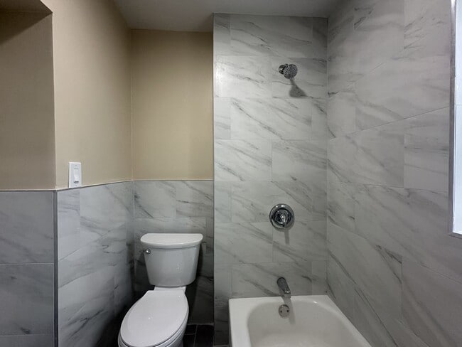 Building Photo - 618 Carlock Ave