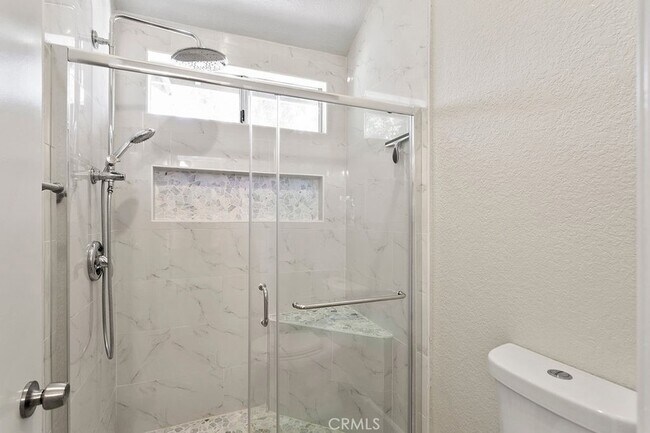Building Photo - 5 Silver Glade Dr