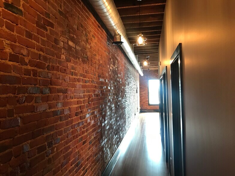 Building Photo - 426 Main St