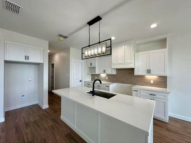 Building Photo - 7524 Cresta Bella St
