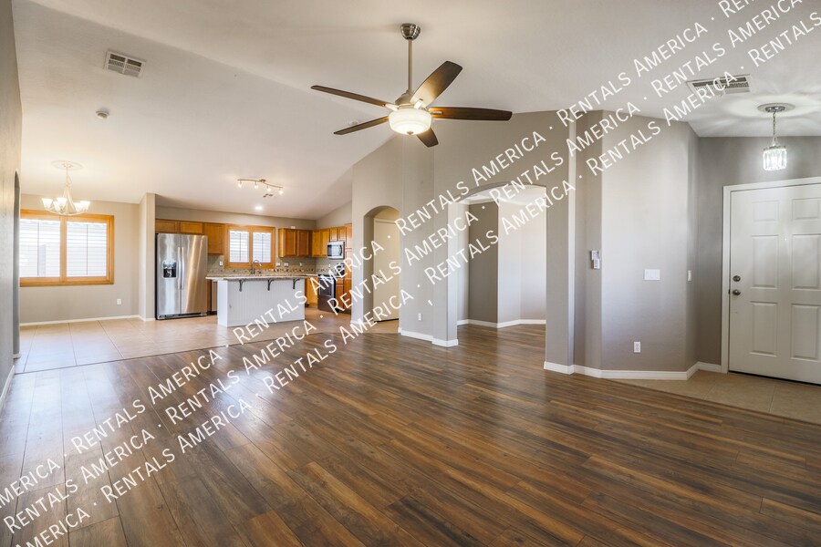 Building Photo - 2033 N Thunderbird Ave