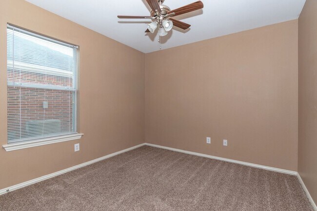 Building Photo - Spacious Three Bedroom Home!!