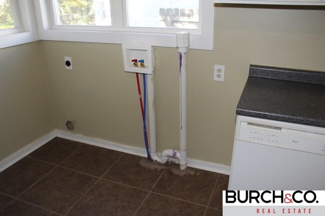 Building Photo - 2 Bedroom/ 1Bath Available