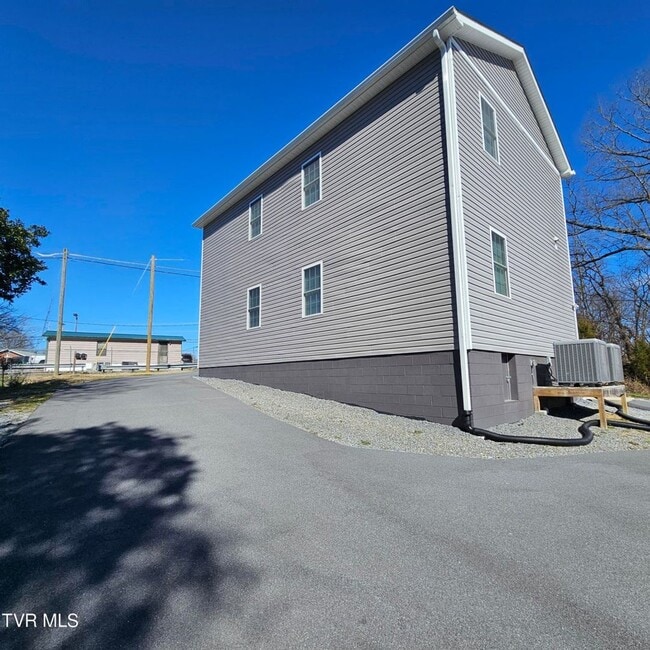 Building Photo - Modern 2-bedroom, 2 bathroom apartment convienent location