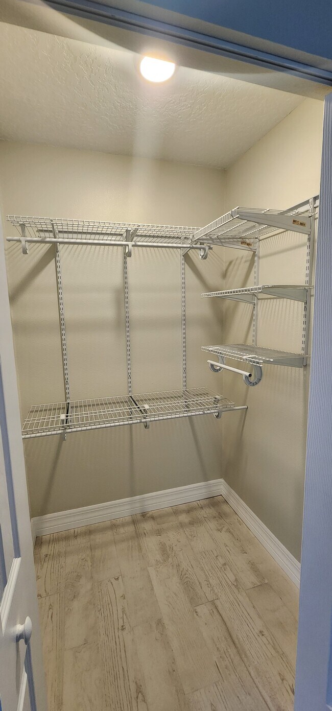 Building Photo - 369 Diamond St