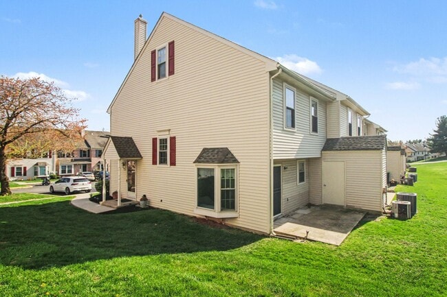 Building Photo - Beautiful Spacious Townhome