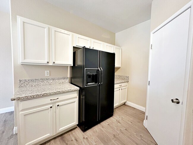 Building Photo - 3 BEDROOM TOWNHOME WITH YARD + 2 CAR GARAG...