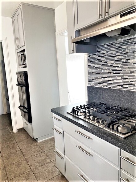 Cooktop, Backsplash - 14832 Hartsook St