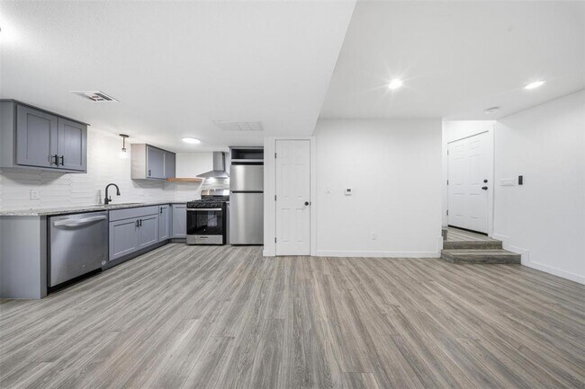 Building Photo - 5005 Cottonwood Cir