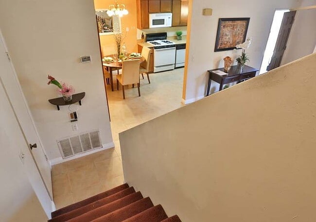 Building Photo - "Charming 2-Bedroom Retreat with Spacious ...