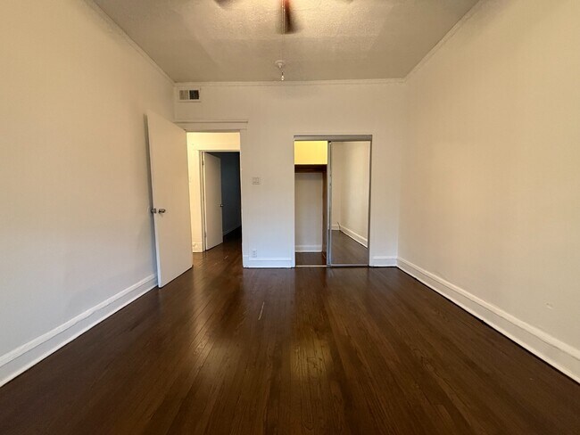 Building Photo - Rogers Park 2 Bed 1 Bath W/ Sun Room / Dog Friendly