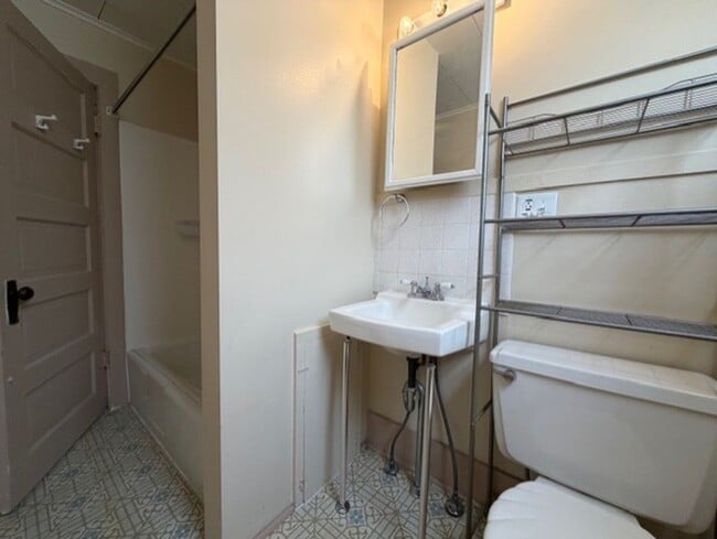 Building Photo - 22 1/2-22 1/2 Willis Ave