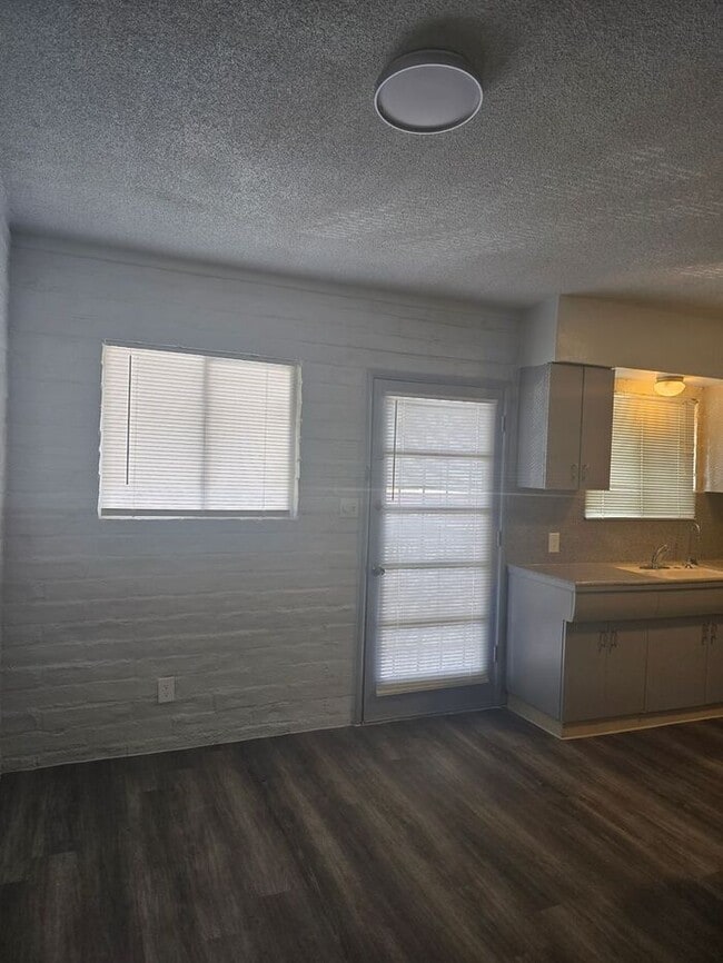 Building Photo - Large 2 bedroom Central location with AC!!