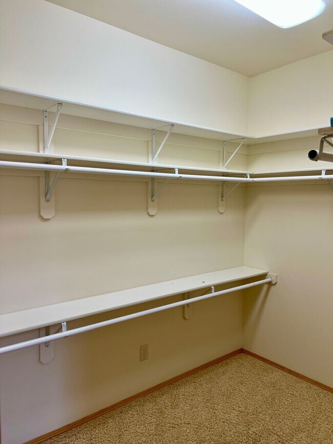 Building Photo - Charming 3 Bed 2 Bath Single Family Home W/ Attached Garage and Private Patio!