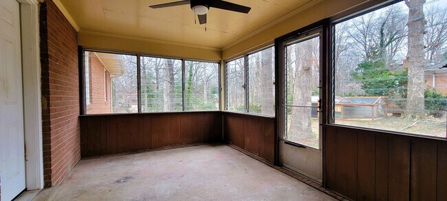 Building Photo - Large brick rancher in Chesterfield County with private back yard.