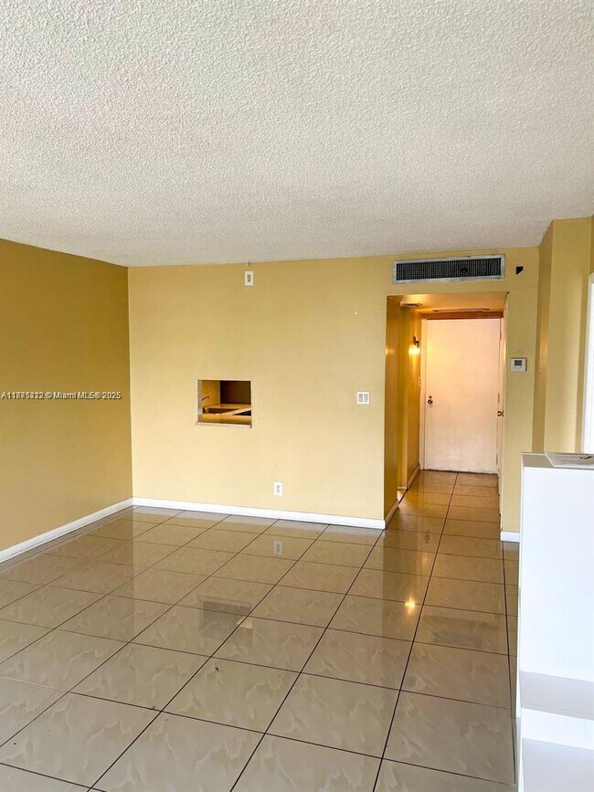 Building Photo - 20400 W Country Club Dr