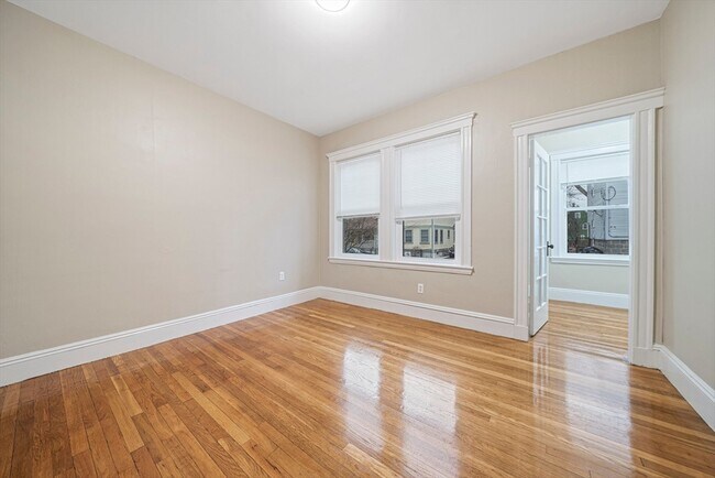 Building Photo - 46 Astoria St