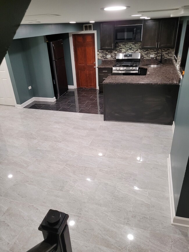 Building Photo - 6164 N Hamilton Ave