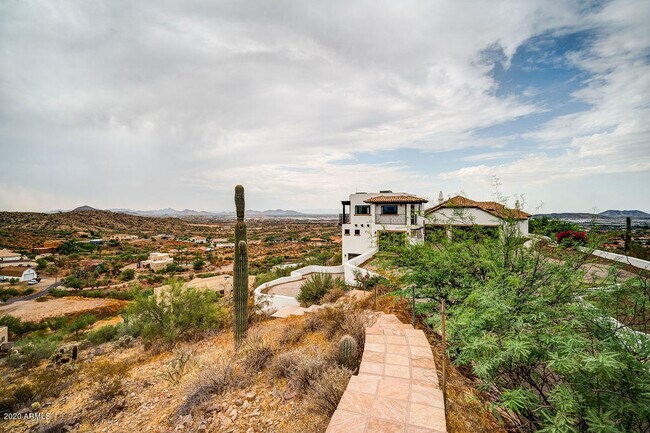 Building Photo - 301 E Jomax Rd