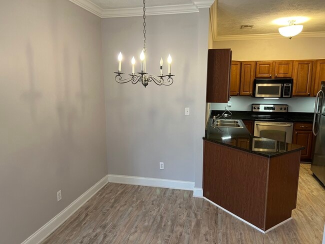 Building Photo - 1318 Suncrest Village