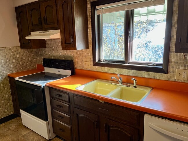 Building Photo - 911 N Center St