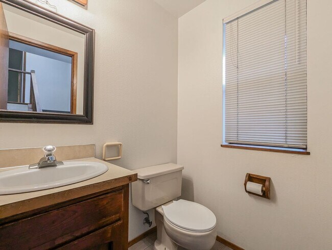 Building Photo - Move in ready 3 bedroom, 2.5 bath home wit...