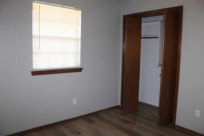 Building Photo - Move in Special!!  $500 off 2nd Month's rent!