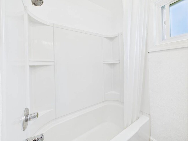 Building Photo - Cozy 2 Bedroom 1 Bathroom Ranch style Home...