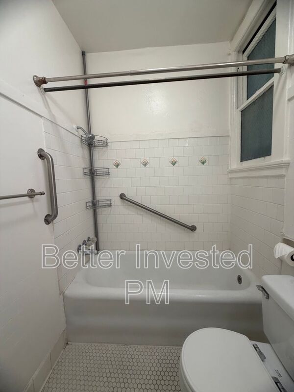 Building Photo - 526 B St