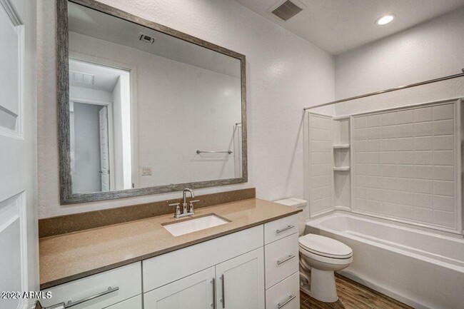 Building Photo - 9916 E Tillman Ave