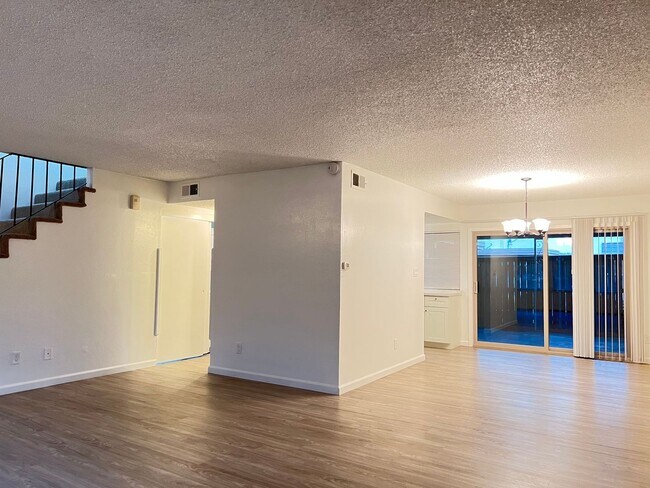 Building Photo - 3 Bed 2.5 Bath Townhouse