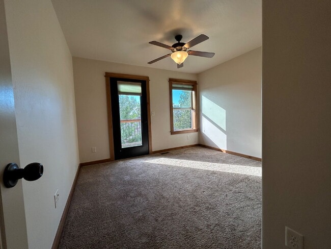Building Photo - Upgraded 2 Bed, 1.5 Bath Townhouse with St...