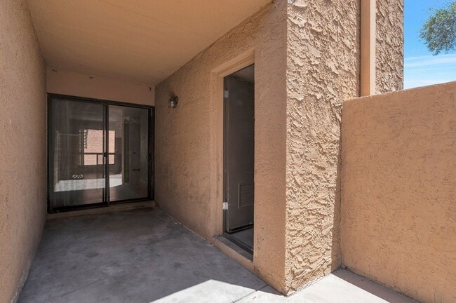 Building Photo - 2-bedroom, 2-bathroom in Prime location!