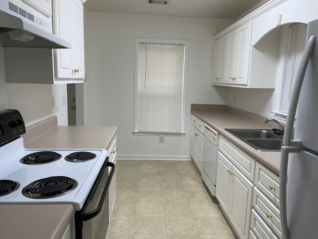 Building Photo - 212 E Middlebury Ln SW