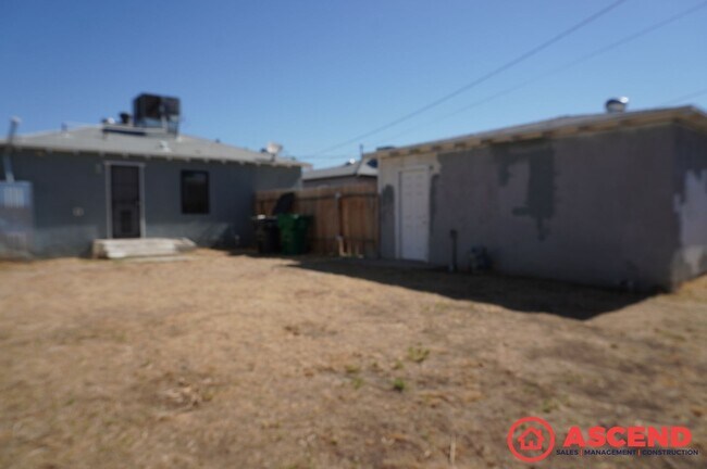 Building Photo - 1007 Castaic Ave