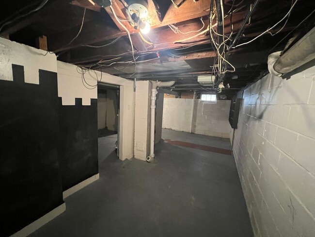 Building Photo - Huge Garage, Fenced Backyard, Laundry